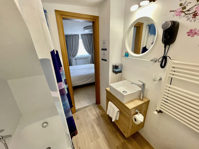 Bathroom 4, Christina Residence, Budapesti