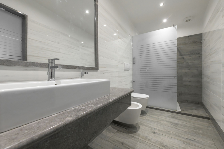 Bathroom 5, Garda Suite Hotel, Brescia