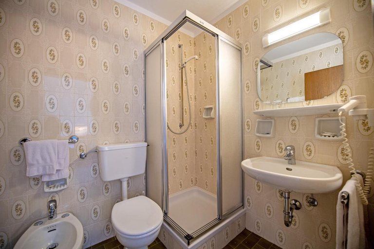 Bathroom 3, Alara Rooms, Bolzano