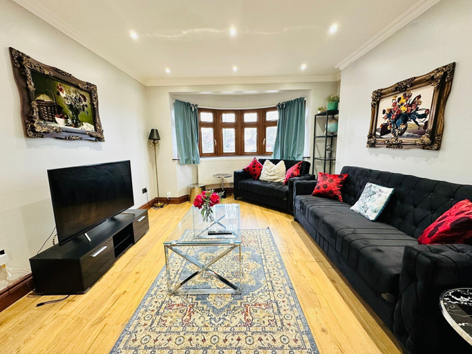 Others 3, Spacious 6 Bed House in Wembley, London