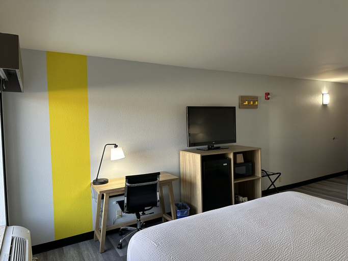 Bedroom 3, Super 8 by Wyndham Alexandria LA, Rapides
