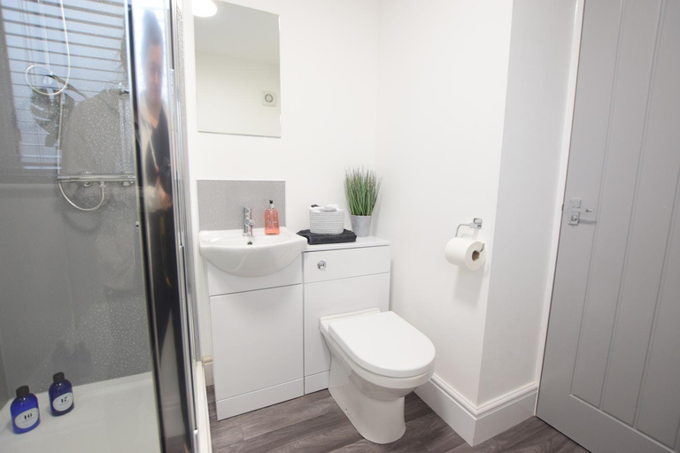 Bathroom 2, Stylish city centre 1 bed apartment, Lincolnshire