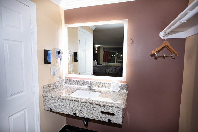 Bathroom 4, Rodeway Inn & Suites Bellflower, Los Angeles