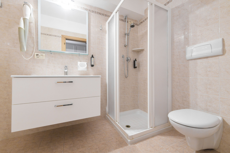 Bathroom 5, Hotel Garda Bellevue, Brescia
