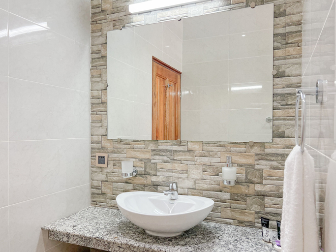 Bathroom 4, Palm Holiday Apartments