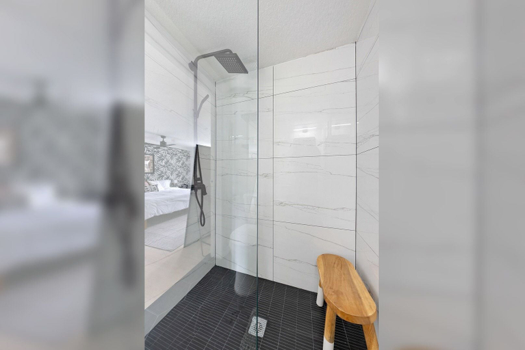 Bathroom 4, Las Olas Guest House, Broward