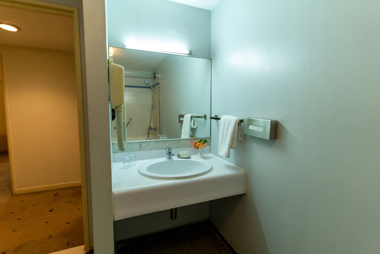 Bathroom 4, Cairo World Trade Center Hotel & Residences, Qasr an-Nil