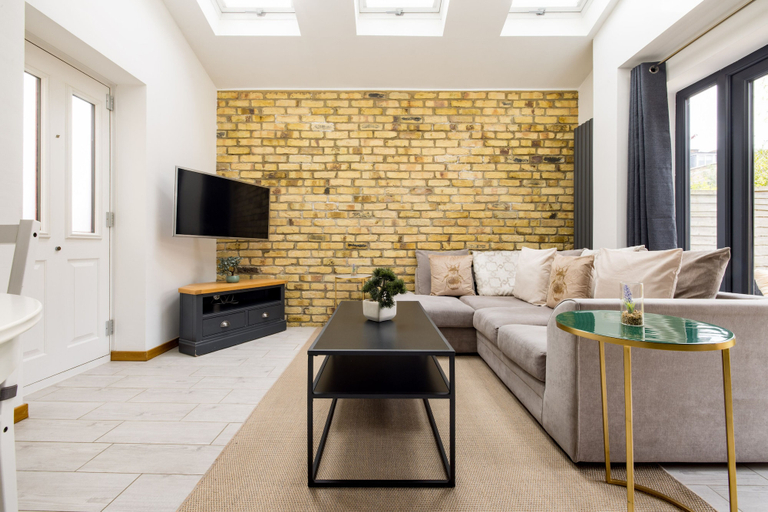 Others 5, 2 Bed Garden Flat in Balham, London