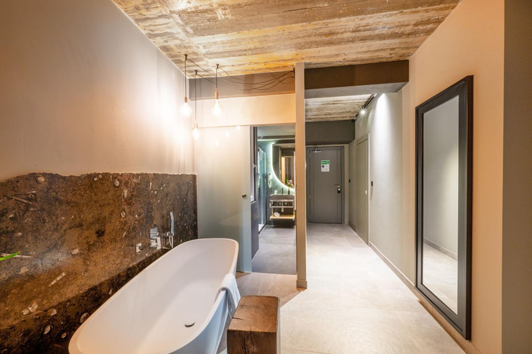 Bathroom 3, Salini Suites 