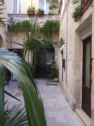 Others 3, Dimora "I Santi Patroni", Lecce