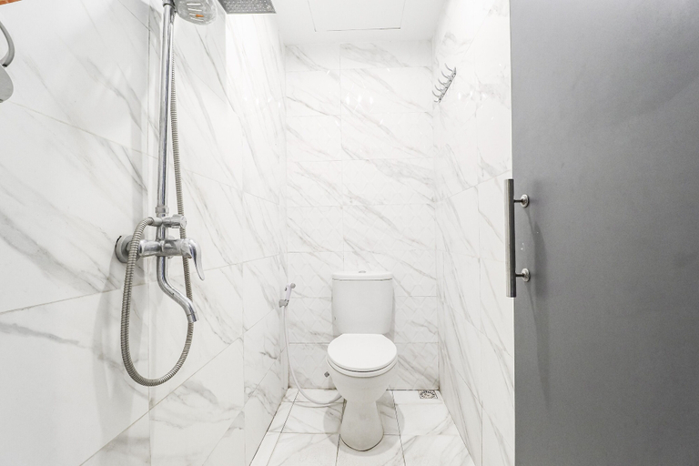 Bathroom 5, The Edge by Lia, Cimahi
