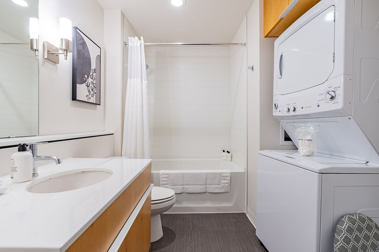 Bathroom 2, Sophari Towers: Bellevue Apartments, King