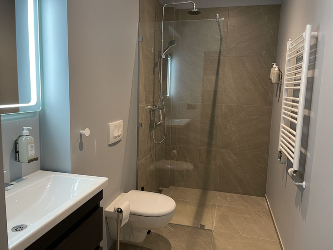 Bathroom, Tryggvabraut, Akureyri