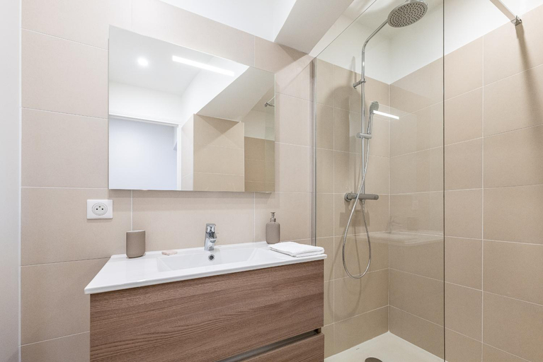 Shower, Superbe T2 Juan Les Pins 300m des plages, Alpes-Maritimes