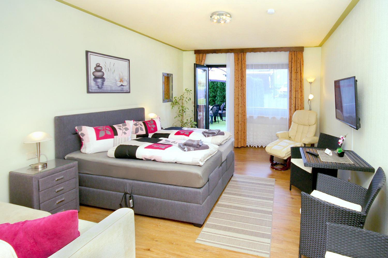 Bedroom 2, Hotel & Restaurant Zum Deutschen Haus, Hochtaunuskreis