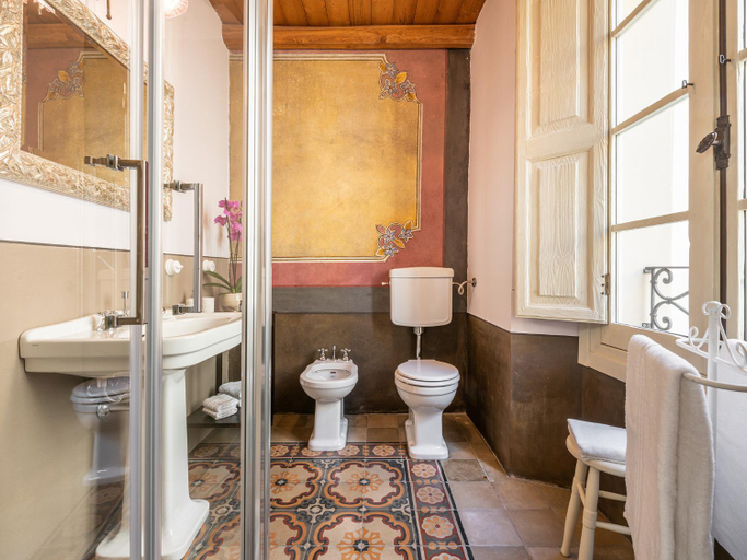 Bathroom 5, Palazzo Cherchi, Nuoro