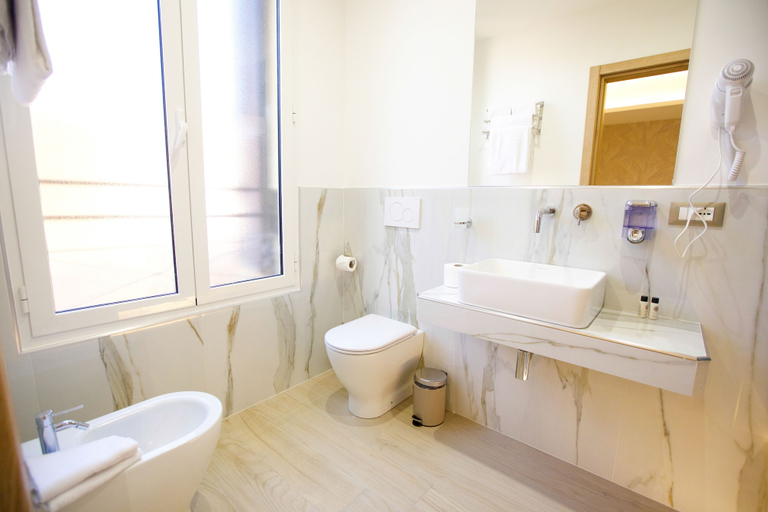 Bathroom 5, Hotel Maximus, Rome