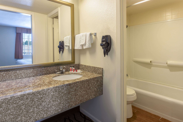 Bathroom 4, Days Inn by Wyndham Leesville, Vernon