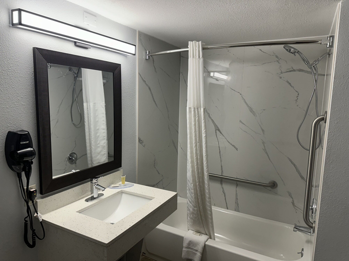 Bathroom 4, Super 8 by Wyndham Alexandria LA, Rapides
