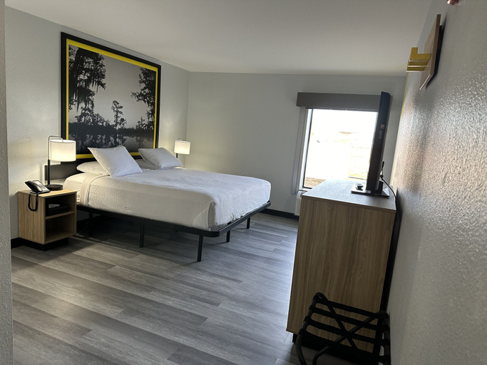 Bedroom 3, Super 8 by Wyndham Alexandria LA, Rapides