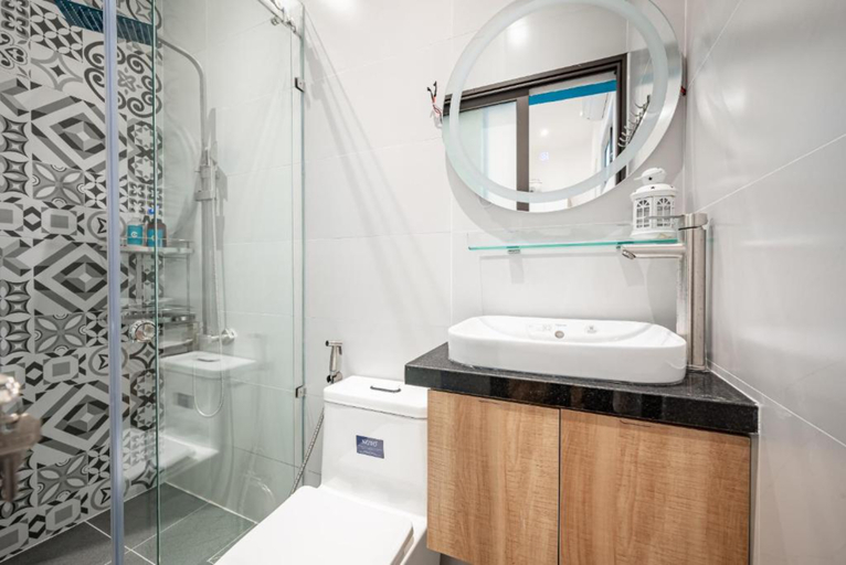 Bathroom 5, Cozrum Homes - Autumn House, Bình Thạnh