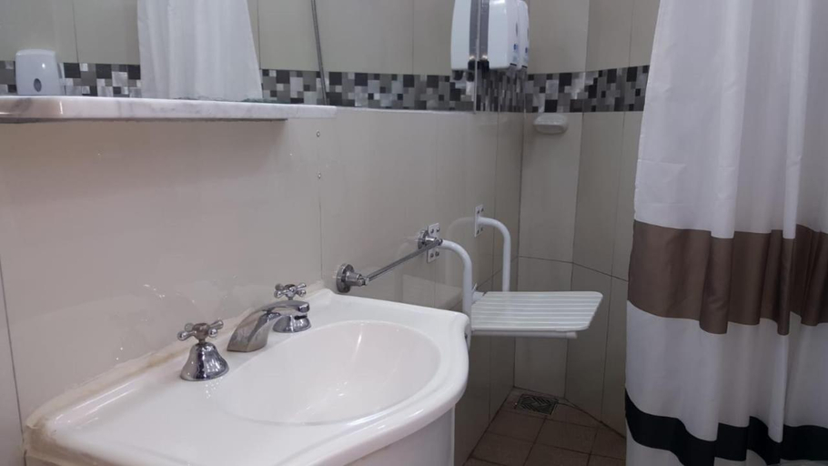 Bathroom 3, Hotel Iris, Capital