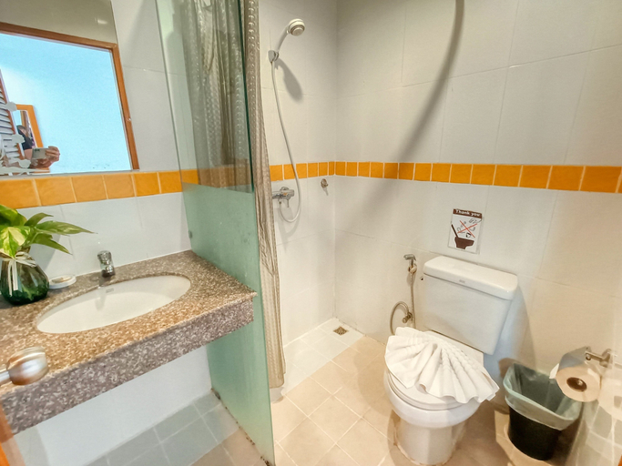 Bathroom 5, PJ Patong Resortel, Pulau Phuket