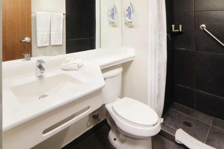 Bathroom 4, City Express by Marriott Rosarito, Tijuana