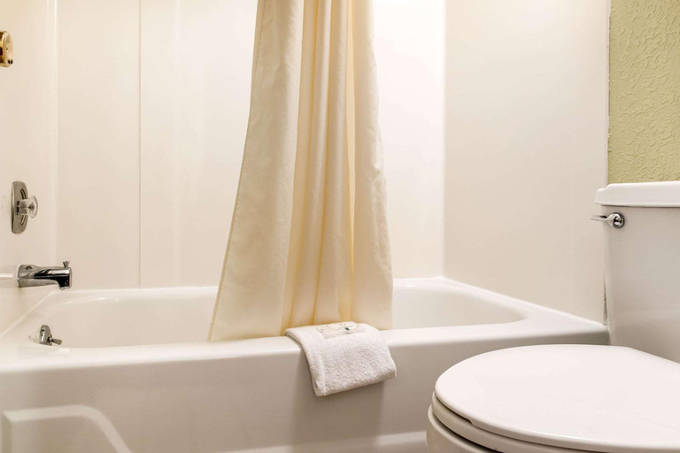 Bathroom 4, Quality Inn Huntingburg - Jasper, Dubois