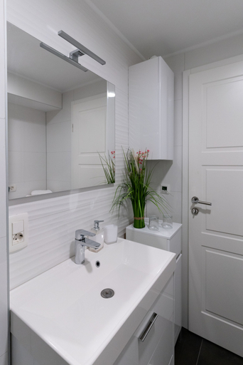 Bathroom 4, Bonne Chance Apartments, Zagreb