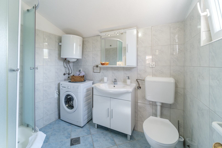 Bathroom, Gabelot, Supetar