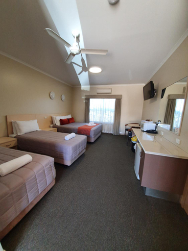 Bedroom 3, Club Motor Inn, Narrabri
