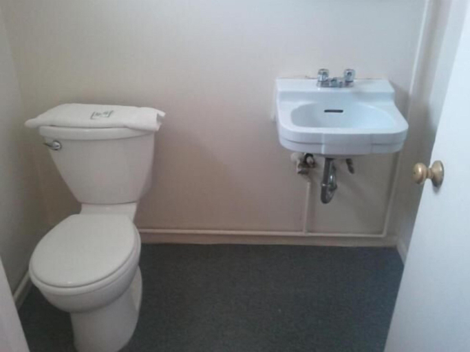 Bathroom 4, Aaron Motel, Multnomah