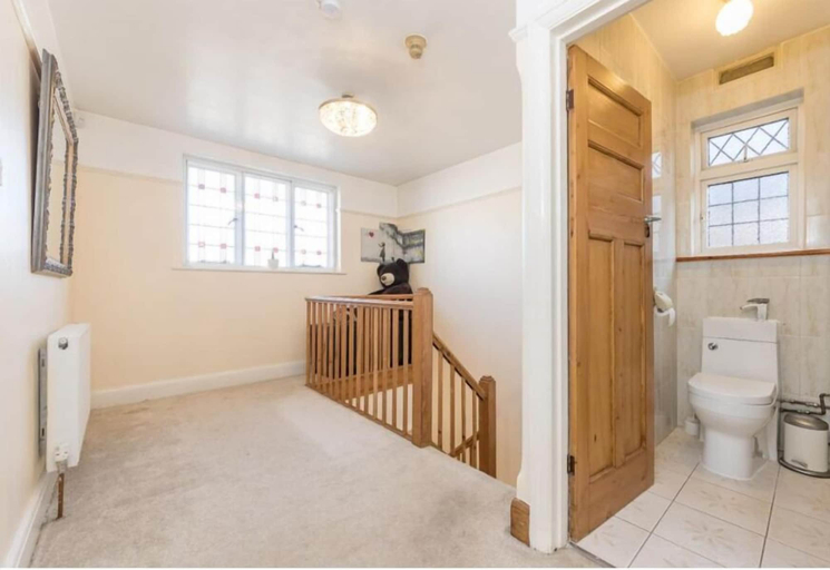 Bathroom 3, Rose House Garden, Luton