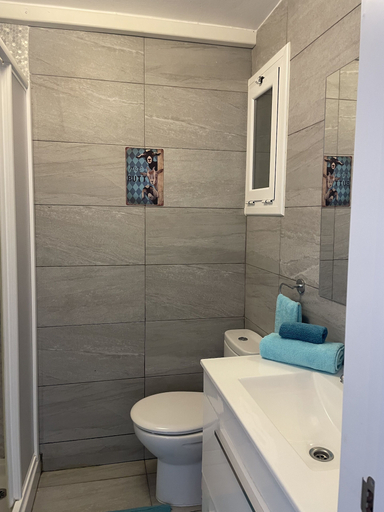Bathroom, Your Retro Beach Front Hideaway in Salou, Tarragona
