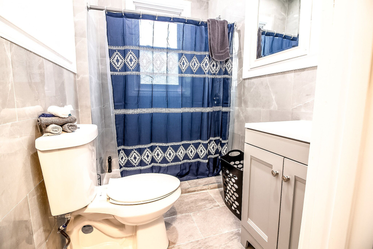 Bathroom, Cozy 1 bedroom Apartment Sleeps 4, Niagara