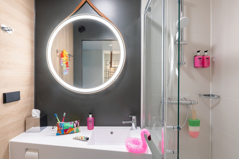 Bathroom 5, Moxy Paris Val D’Europe, Seine-et-Marne