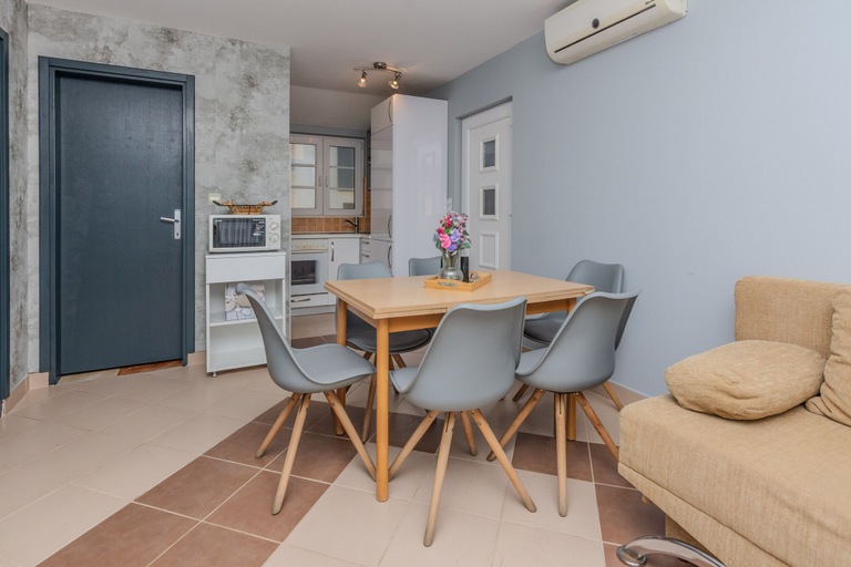 Others 5, Apartments Mahnet, Vir