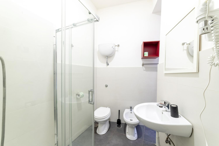 Bathroom 4, Arka Apartments, Napoli