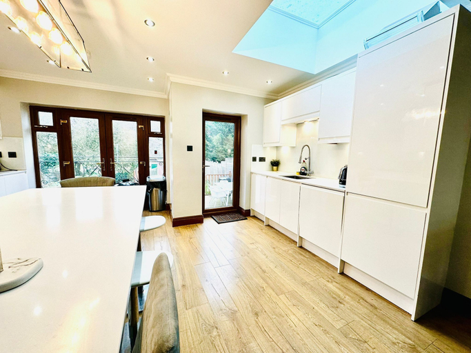 Others 5, Spacious 6 Bed House in Wembley, London