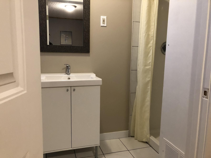 Bathroom 4, Hotel Bethel - Fort MacLeod, AB, Division No. 3