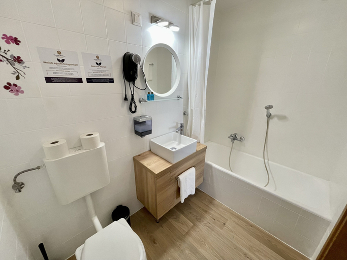 Bathroom 4, Christina Residence, Budapesti