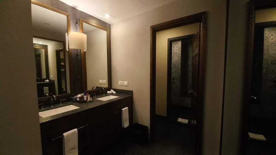 Bathroom 4, Zocalo Central, Food & Beverages Included, Mexico City