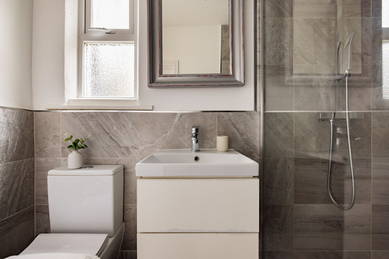 Bathroom 4, 2 Bed Garden Flat in Balham, London