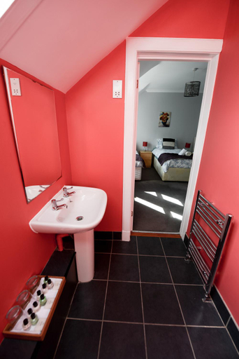 Bathroom 3, No. 1 Caberfeidh, Highland