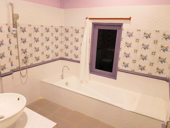 Bathroom 3, View Dao Jantra, Tha Ta Kieb
