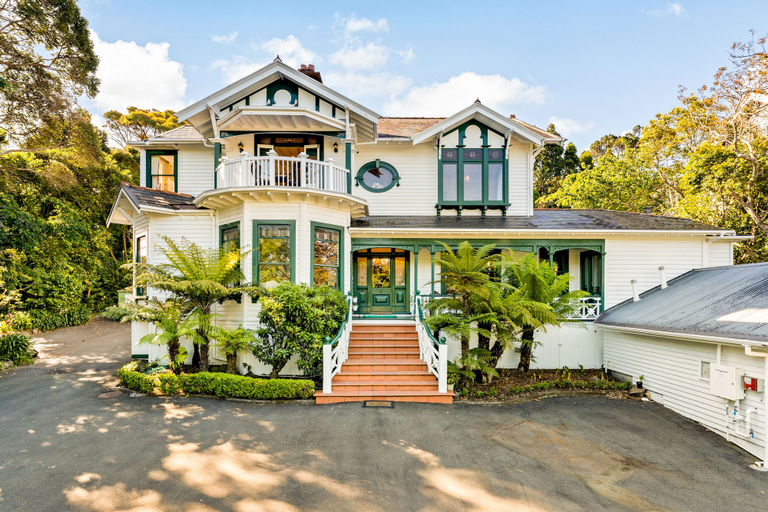Exterior & Views