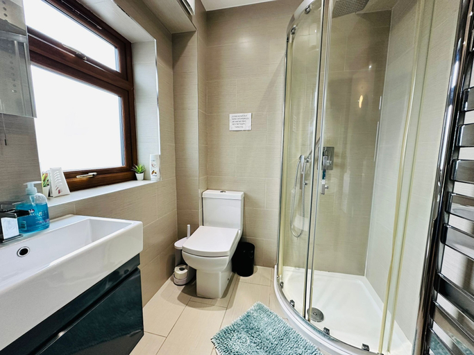 Bathroom 2, Spacious 6 Bed House in Wembley, London