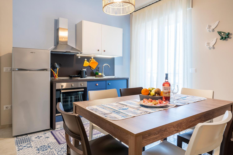 Others 4, Mediterranea Apartment- CENTRAL STATION - FREE WIFI&NETFLIX, Bari
