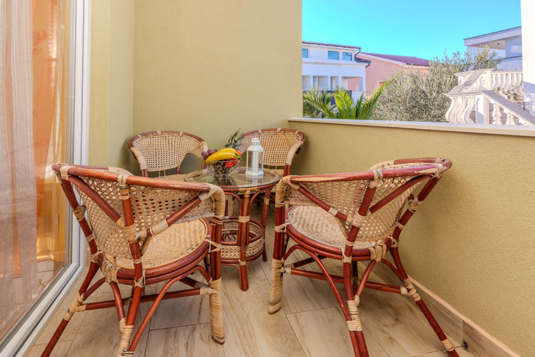Others 5, Apartments Mahnet, Vir